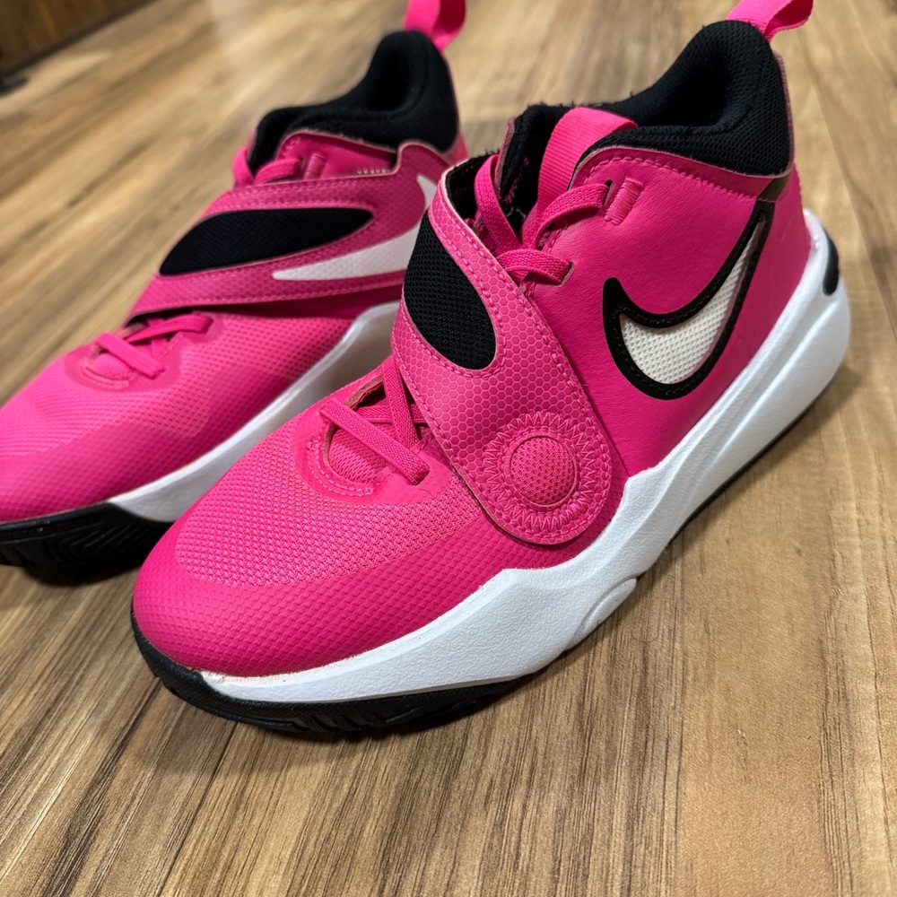 Nike Team Hustle D 11 GS Fierce Pink Black Sz 5Y  Basketball Shoes DV8996-601